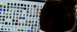  Sarah Schneider, Kriminaloberkommissarin beim Polizeipräsidium Mittelhessen, sitzt in einem Büro der «BAO Fokus» vor einem Auswertungscomputer.