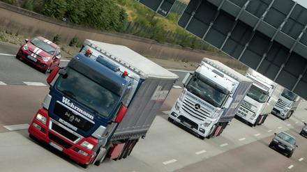 Die Verbrennermotoren von Lkw stoßen viel CO2 aus. Der Elektromobilität stehen bisher lange Ladezeiten im Weg.