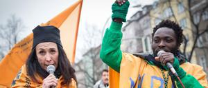 Demonstration unter dem Motto "My Right is your Right". Shermin Langhoff, Intendantin des Maxim Gorki Theaters, und der Refugee-Aktivist Patras Bwansi am internationalen Tag gegen Rassismus in Berlin 2015.