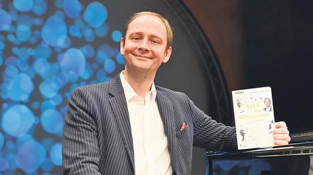 Christoph Reuter studierte Komposition und Jazzklavier in Berlin und Leipzig, bevor er auf der Kabarettbühne landete.
