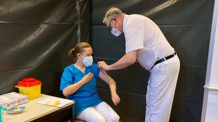 Beginn der Covid-Impfungen für Mitarbeiterinnen und Mitarbeiter im Klinikum Ernst von Bergmann Potsdam - im Dezember 2020.