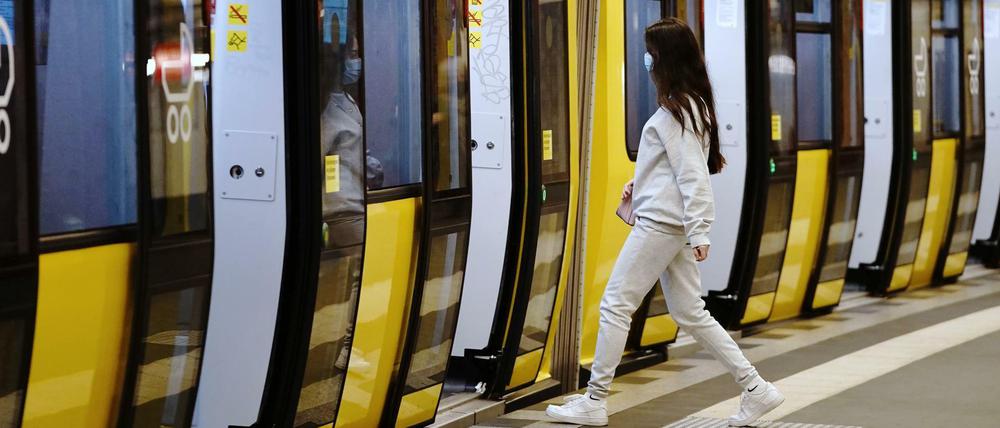 Seit Ausbruch der Corona-Pandemie meiden viele Berliner den öffentlichen Nahverkehr. Das schlägt sich in den Zahlen der BVG nieder. (Archiv)