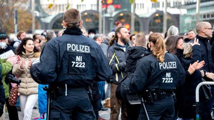 Die Querdenker-Bewegung zieht immer mehr Rechtsextremisten an - das macht sie nach Ansicht des Verfassungsschutzes beobachtungswürdig. (Archivfoto vom November 2020 aus Hannover)