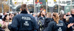 Die Querdenker-Bewegung zieht immer mehr Rechtsextremisten an - das macht sie nach Ansicht des Verfassungsschutzes beobachtungswürdig. (Archivfoto vom November 2020 aus Hannover)