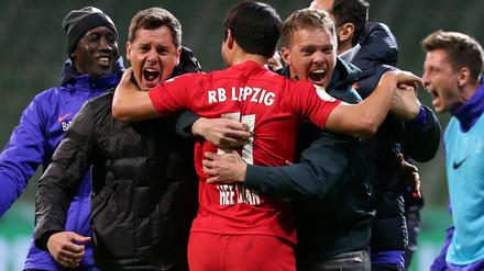 Geschafft. Julian Nagelsmann pfeifft (rechts) auf den Mindestabstand.