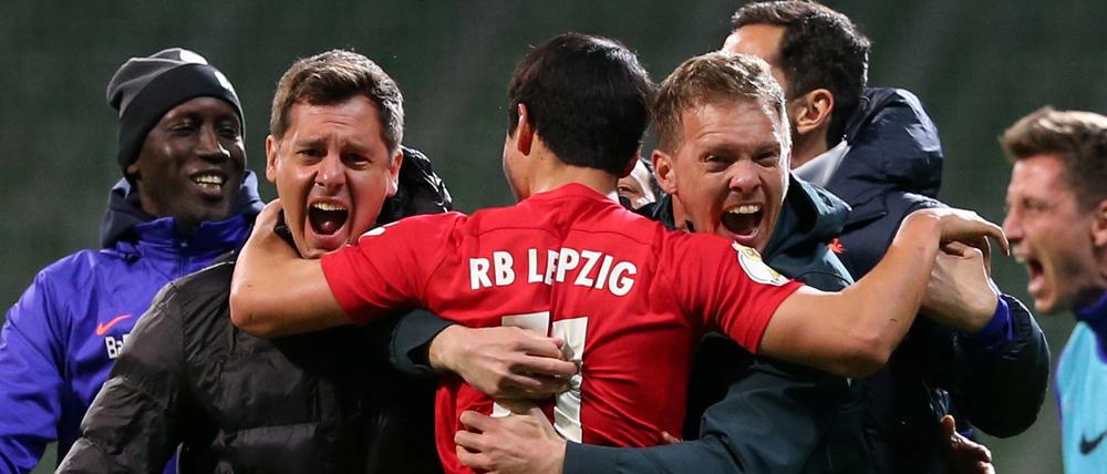 Geschafft. Julian Nagelsmann pfeifft (rechts) auf den Mindestabstand.