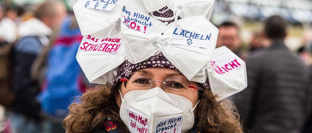 Eine Maskenverweigerin im "Handmaid's Tale"-Outfit auf einer Querdenker-Demonstration in München.