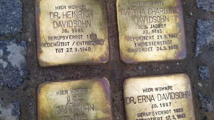 Gerade verlegt, schon beschädigt. In Berlin-Schöneberg erinnern die Stolpersteine an die Arztfamilie Davidsohn.