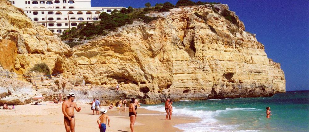 Sonne, Sand und Meer: Viele Deutsche suchen auch in diesem Jahr Urlaub im Ausland - wie hier an der Algarve in Portugal.