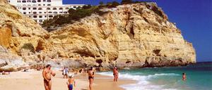 Sonne, Sand und Meer: Viele Deutsche suchen auch in diesem Jahr Urlaub im Ausland - wie hier an der Algarve in Portugal.