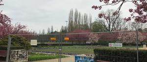 Gesperrt. Die Rasenfläche wurde beim Fußballspielen zerstört. Jetzt soll das Gras erst anwachsen.