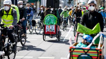 Fridays for Future ist eine Bewegung der Bessergestellten in den Großstädten und findet wenig Resonanz in Berufsschulen auf dem Land. Fahrradkorso in Berlin zum Klimagipfel des US-Präsidenten Biden. 