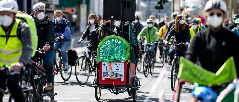 Fridays for Future ist eine Bewegung der Bessergestellten in den Großstädten und findet wenig Resonanz in Berufsschulen auf dem Land. Fahrradkorso in Berlin zum Klimagipfel des US-Präsidenten Biden.