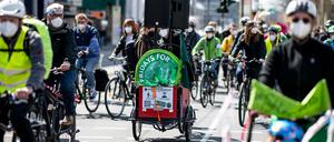 Fridays for Future ist eine Bewegung der Bessergestellten in den Großstädten und findet wenig Resonanz in Berufsschulen auf dem Land. Fahrradkorso in Berlin zum Klimagipfel des US-Präsidenten Biden. 