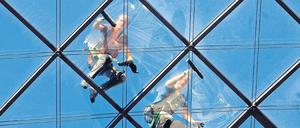 Gebäudereinigung ist ein hartes Handwerk, sagen die Gegenbauer-Chefs und versprechen ihren Beschäftigten Aufstiegsmöglichkeiten.