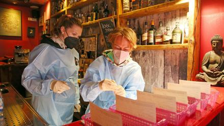 Wo sonst Schnaps und Bier ausgeschenkt wird, nimmt medizinisches Personal Corona-Tests vor.
