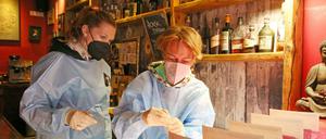 Wo sonst Schnaps und Bier ausgeschenkt wird, nimmt medizinisches Personal Corona-Tests vor.