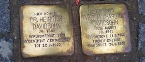 Beschädigtes Gedenken. In Berlin-Schöneberg wurden diese Stolpersteine zerkratzt und mit Säure besprüht.