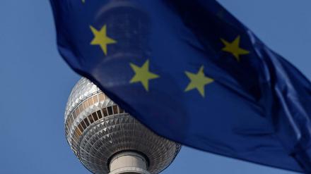 Beides gehört zu Berlin: der Fernsehturm und die EU-Flagge.