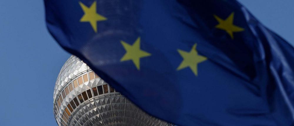 Beides gehört zu Berlin: der Fernsehturm und die EU-Flagge.