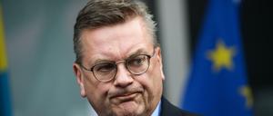 Grindel hatte in einem am Freitag veröffentlichten ZDF-Interview gesagt, er wisse, dass Koch vor der Veröffentlichung des Nachrichtenmagazins „Der Spiegel“ von den Recherchen gewusst habe.