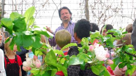 Fernsehkoch Kolja Kleeberg legt mit Grundschulkindern aus Schöneberg einen Kräutergarten an.