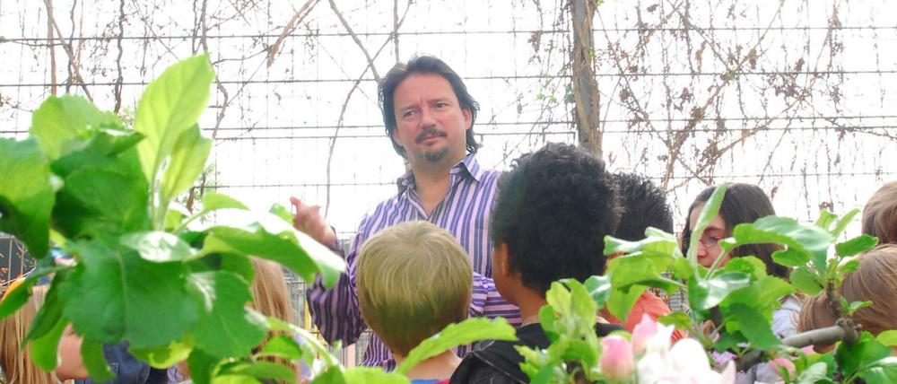 Fernsehkoch Kolja Kleeberg legt mit Grundschulkindern aus Schöneberg einen Kräutergarten an.