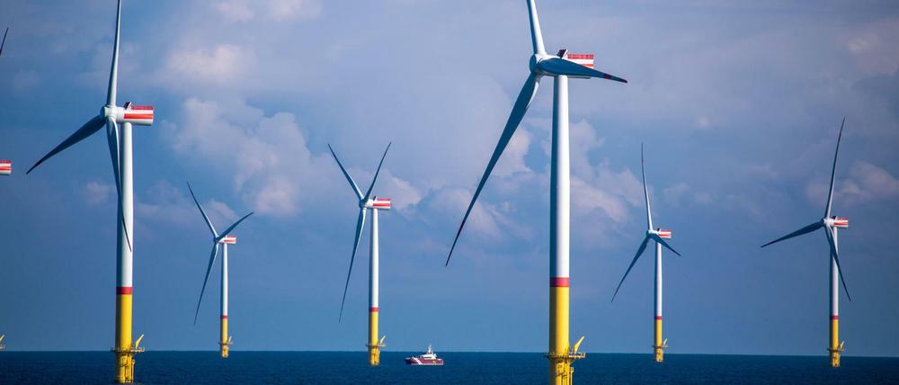 Windräder in der Ostsee zwischen den Inseln Rügen und Bornholm