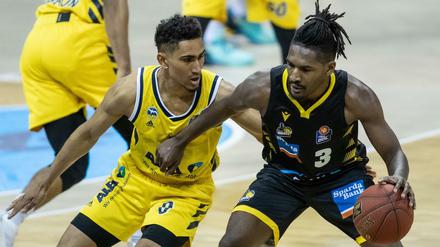 Albas Maodo Lo (links) bekam es mit Ludwigsburgs Topscorer Jaleen Smith zu tun. 