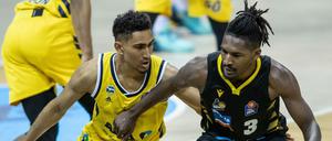 Albas Maodo Lo (links) bekam es mit Ludwigsburgs Topscorer Jaleen Smith zu tun. 