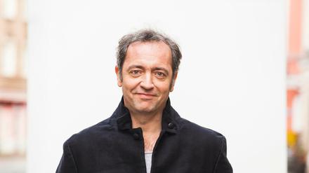 „Es könnte in diesem Jahr passieren, dass ich nur noch im Rollstuhl sitze“, sagt Rainald Grebe. (Archivbild)