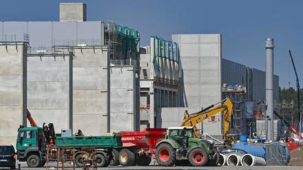 Baugelände der Tesla-Autofabrik östlich von Berlin. Dem Unternehmen werden arbeitsrechtliche Verstöße vorgeworfen.