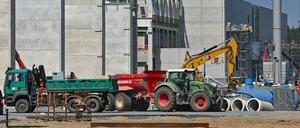 Baugelände der Tesla-Autofabrik östlich von Berlin. Dem Unternehmen werden arbeitsrechtliche Verstöße vorgeworfen.
