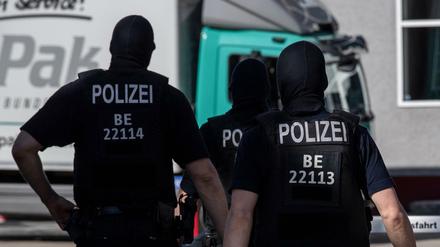 Berliner Polizisten im Einsatz (Archivbild) 