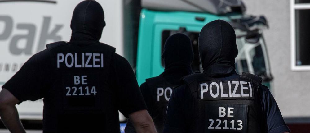 Berliner Polizisten im Einsatz (Archivbild) 