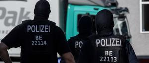 Berliner Polizisten im Einsatz (Archivbild) 