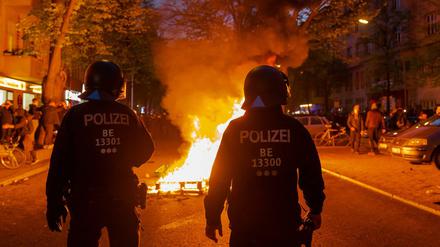 Eine brennende Barrikade auf der Sonnenallee in Neukölln am Abend des 1. Mai.