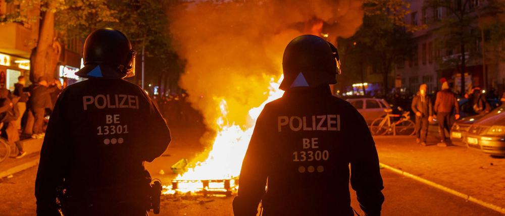 Eine brennende Barrikade auf der Sonnenallee in Neukölln am Abend des 1. Mai.