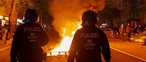 Eine brennende Barrikade auf der Sonnenallee in Neukölln am Abend des 1. Mai.