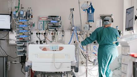 Noch sterben viele Corona-Intensivpatienten. Das soll sich in den kommenden Wochen allerdings ändern.
