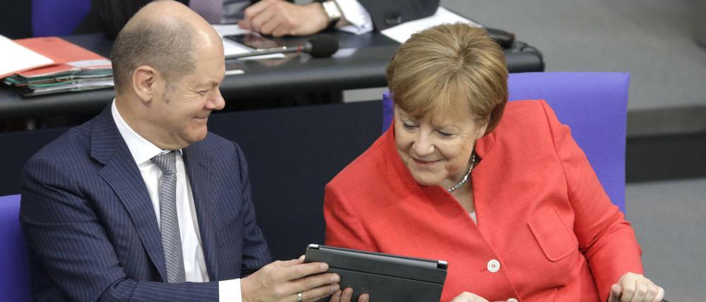 Vizekanzler Olaf Scholz (SPD) und Kanzlerin Angela Merkel (CDU) sind sich einig über Lockerungen für Geimpfte und Genesene.