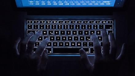 Ein Mann benutzt am 26.07.2016 in Stuttgart (Baden-Württemberg) die beleuchtete Tastatur eines Notebooks (Szene gestellt).