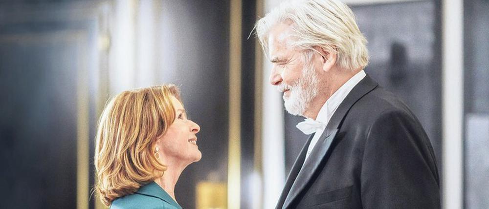Bald eifersüchtig. Charlotte Kler (Senta Berger) ist mit ihrem Mann, dem erfolgreichen Dirigenten Walter (Peter Simonischek), nach München gezogen, um ihrem Leben noch einmal eine neue Richtung zu geben.