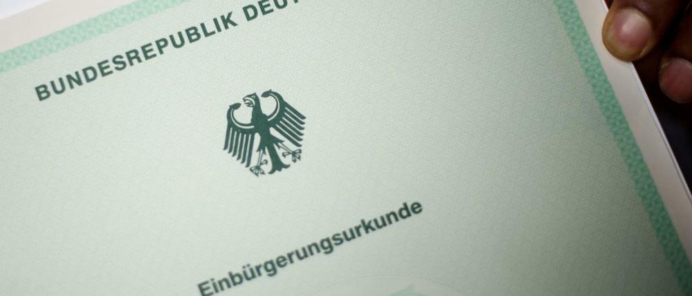 Der Sachverständigenrat für Integration und Migration (SVR) hat Bund und Ländern empfohlen, die praktischen Hürden für die Einbürgerung zu senken.