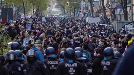 Demonstranten der "Revolutionären 1. Mai-Demonstration" und Polizisten am 1. Mai in Berlin.