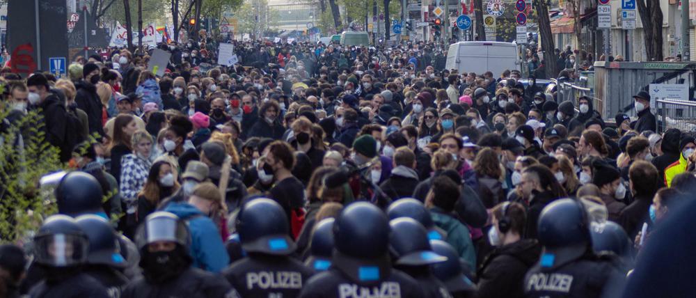 Demonstranten der "Revolutionären 1. Mai-Demonstration" und Polizisten am 1. Mai in Berlin.