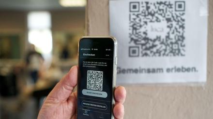 Der Einsatz der Luca-App in einem Geschäft.