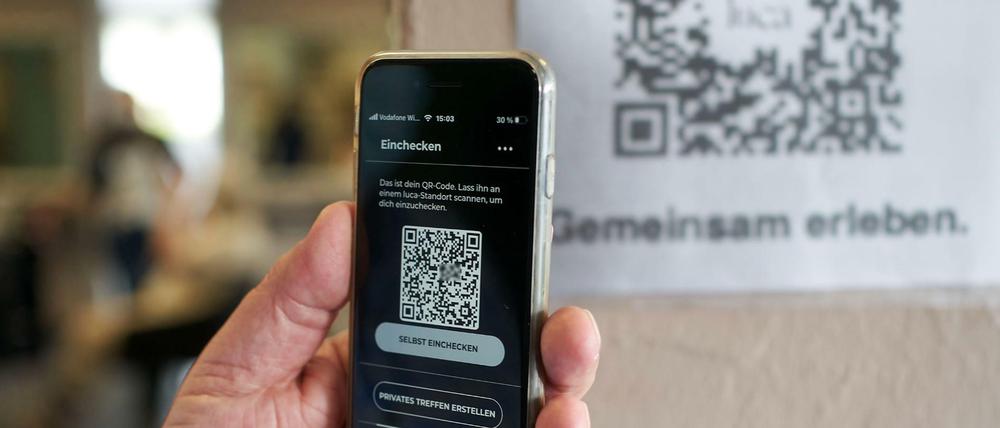 Der Einsatz der Luca-App in einem Geschäft.