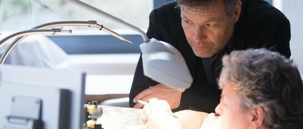 Grünen-Chef Robert Habeck, hier bei einem Firmenbesuch, gehört zu denen, die eine neue Unternehmensform befürworten.