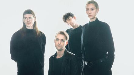 Die Mitglieder der Gruppe Ja, Panik. Hinten Andreas Spechtl, rechts Laura Landergott und Sebastian Janata, links Stefan Pabst.